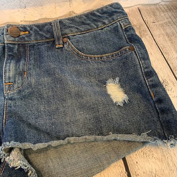 HARPER Junior’s Medium Wash Cut-Off Jean Shorts / Size: 9 - Picture 2 of 8